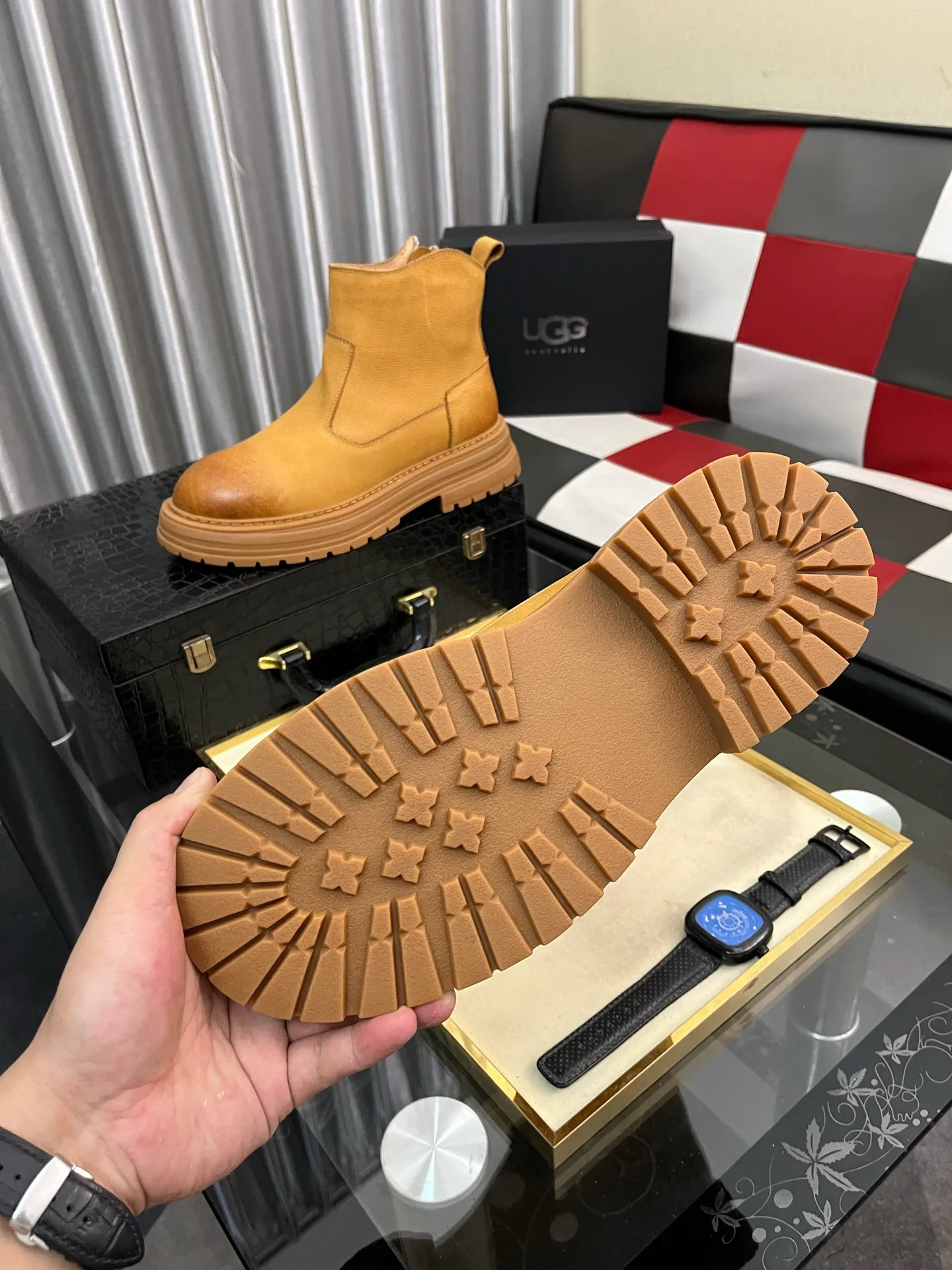 Ex-factory price: 680⌚️⌚️Thick wool imported from Australia Brand: UGG genuine purchasing agent Size: 39-44 (45 customized) Grade: Official website 1:1 Material: First layer of genuine leather waterproof and antifreeze upper Real wool lining Original non-slip and wear-resistant outsole Style category: Men's casual shoes Trendy style Comfortable on the feet Color: Official website color synchronization